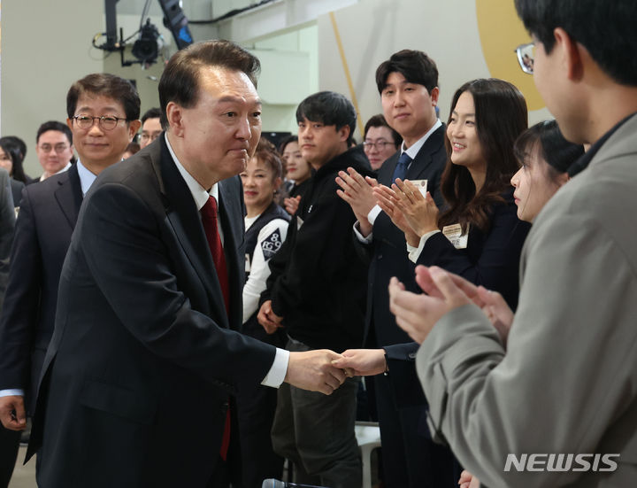 [서울=뉴시스] 조수정 기자 = 윤석열 대통령이 19일 서울 영등포구 문래예술공장에서 '도시혁신으로 만드는 새로운 한강의 기적'을 주제로 열린 스물한 번째 국민과 함께하는 민생토론회에 입장하며 참석자와 악수하고 있다. 2024.03.19. chocrystal@newsis.com