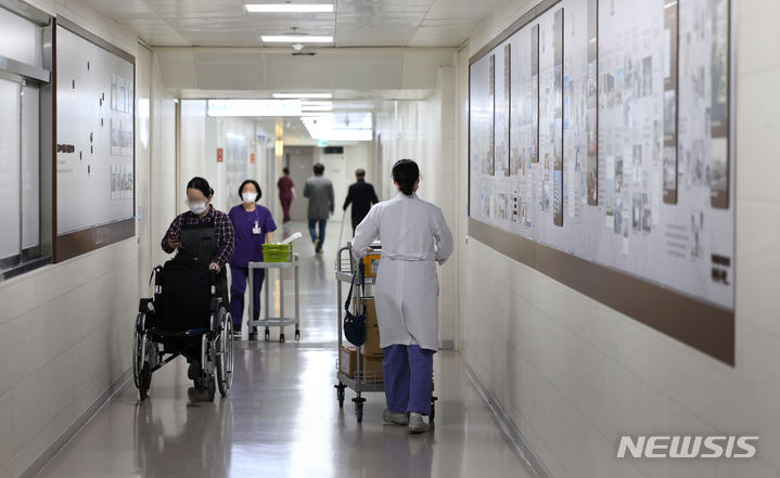 [대구=뉴시스] 이무열 기자 = 대구의 한 대학병원에서 의료진들이 이동하고 있다. 2024.03.19.  lmy@newsis.com