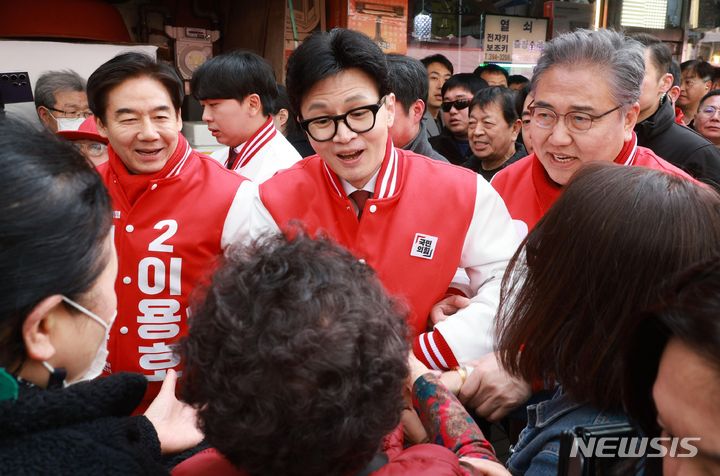 [서울=뉴시스] 고범준 기자 = 한동훈 국민의힘 비상대책위원장이 19일 오후 서울 서대문구 인왕시장에서 이용호 서대문갑 후보, 박진 서대문을 후보와 함께 시민들에게 인사하고 있다. (공동취재) 2024.03.19. photo@newsis.com