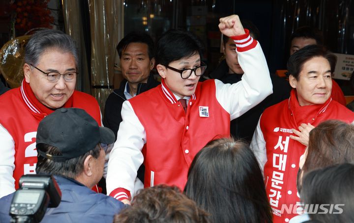 [서울=뉴시스] 고범준 기자 = 한동훈 국민의힘 비상대책위원장이 19일 서울 서대문구 인왕시장을 방문해 서대문갑 이용호 의원, 서대문을 박진(왼쪽) 전 외교부 장관과 함께 시민들을 향해 인사를 하고 있다. 2024.03.19. bjko@newsis.com