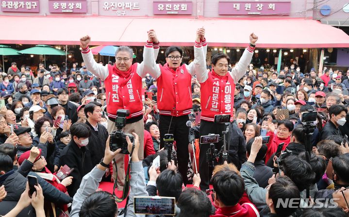 [서울=뉴시스] 고범준 기자 = 한동훈 국민의힘 비상대책위원장이 지난 19일 오후 서울 서대문구 인왕시장에서 이용호 서대문갑 후보, 박진 서대문을 후보와 함께 시민들에게 인사하고 있다. (공동취재) 2024.03.19. photo@newsis.com