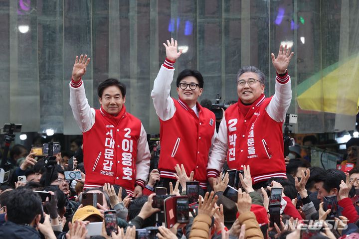 [서울=뉴시스] 고범준 기자 = 한동훈 국민의힘 비상대책위원장이 19일 오후 서울 서대문구 인왕시장에서 이용호 서대문갑 후보, 박진 서대문을 후보와 함께 시민들에게 인사하고 있다. (공동취재) 2024.03.19. photo@newsis.com