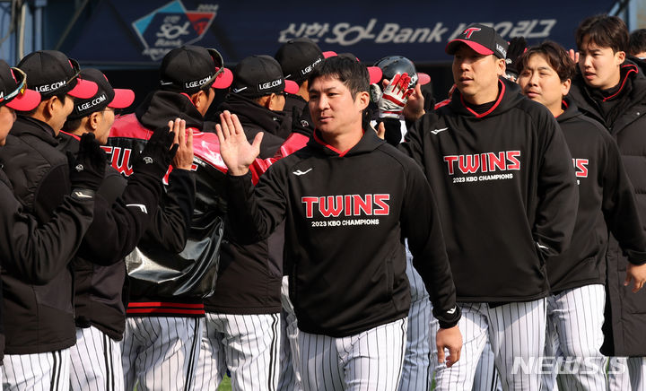 [서울=뉴시스] 조성우 기자 = 19일 오후 서울 송파구 잠실야구장에서 열린 2024 KBO리그 키움 히어로즈와 LG 트윈스의 시범경기, LG 선수들이 키움을 12-1로 꺽은 뒤 코치진, 동료들과 하이파이브 하며 더그아웃으로 들어오고 있다. 2024.03.19. xconfind@newsis.com