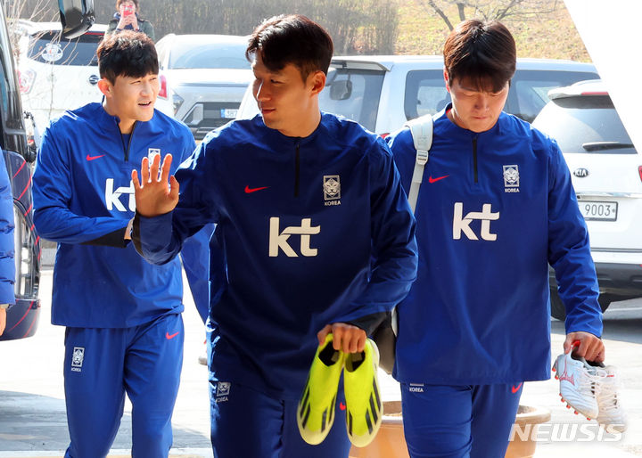 [고양=뉴시스] 최진석 기자 = 대한민국 축구 국가대표팀 손흥민이 19일 경기 고양시 고양종합운동장으로 훈련을 위해 들어서며 팬들에게 인사하고 있다. 대표팀은 오는 21일 서울월드컵경기장에서 태국과 2026 북중미 월드컵 아시아지역 2차 예선 3차전을 갖고 22일 출국해 26일 방콕에서 4차전을 치른다. 왼쪽부터 김민재, 손흥민, 김영권, 2024.03.19. myjs@newsis.com