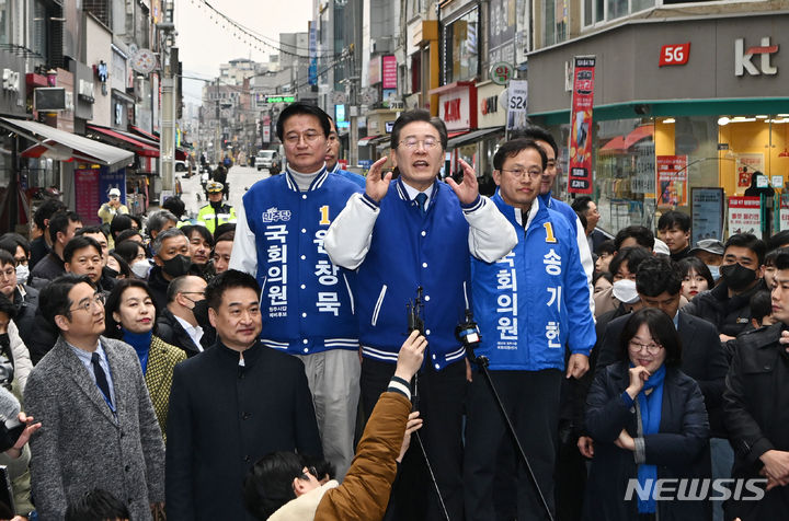 [원주=뉴시스] 이영환 기자 = 이재명 더불어민주당 대표가 19일 강원도 원주시 중앙시장을 방문해 원창묵, 송기헌 후보와 함께 단상에 올라 시민들에게 인사를 하고 있다. (공동취재) 2024.03.19. photo@newsis.com