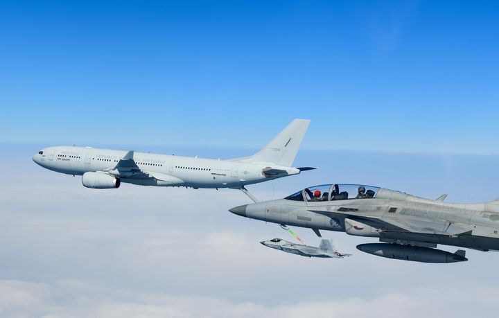 [서울=뉴시스] 방위사업청은 19일 한국형전투기(KF-21) 시제 5호기(단좌)가 제3훈련비행단(사천)을 이륙 후 남해 상공에서 공중급유 비행에 성공해 KF-21의 원거리 작전 능력을 확보했다고 밝혔다. 사진은 이날 진행된 KF-21 공중급유 비행시험 모습. (사진=방위사업청 제공) 2024.03.19. photo@newsis.com *재판매 및 DB 금지