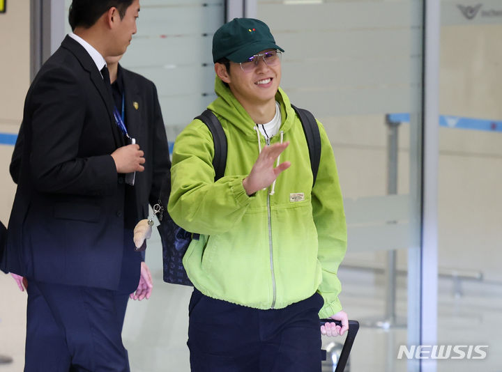 [인천공항=뉴시스] 김금보 기자 = 대한민국 축구 국가대표팀 이강인이 19일 오후 인천국제공항 2터미널을 통해 귀국하며 팬들에게 인사하고 있다. 이강인을 비롯한 축구 국가대표팀은 오는 21일 서울월드컵경기장에서 태국과 2026 국제축구연맹(FIFA) 북중미월드컵 아시아지역 2차 예선전을 치른다. 대한축구협회에 따르면 이강인은 오는 20일 경기 전 공식 훈련에 앞서 하극상 논란과 관련한 대국민 사과문을 읽는 방안을 검토 중이다. 2024.03.19. kgb@newsis.com