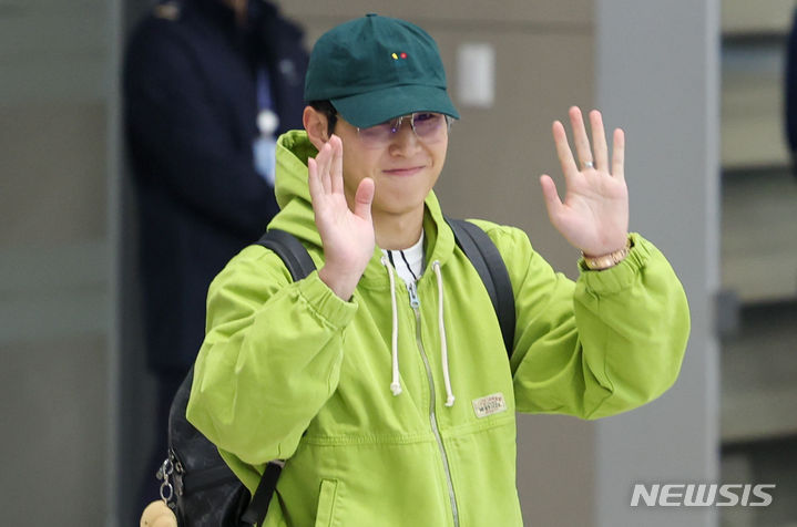 [인천공항=뉴시스] 김금보 기자 = 대한민국 축구 국가대표팀 이강인이 19일 오후 인천국제공항 2터미널을 통해 귀국하며 팬들에게 인사하고 있다. 이강인을 비롯한 축구 국가대표팀은 오는 21일 서울월드컵경기장에서 태국과 2026 국제축구연맹(FIFA) 북중미월드컵 아시아지역 2차 예선전을 치른다. 대한축구협회에 따르면 이강인은 오는 20일 경기 전 공식 훈련에 앞서 하극상 논란과 관련한 대국민 사과문을 읽는 방안을 검토 중이다. 2024.03.19. kgb@newsis.com