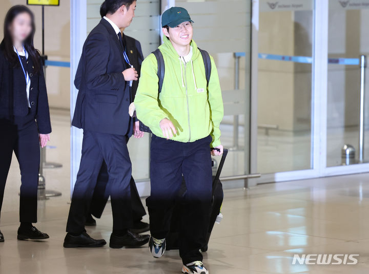 [인천공항=뉴시스] 김금보 기자 = 대한민국 축구 국가대표팀 이강인이 19일 오후 인천국제공항 2터미널을 통해 귀국하고 있다. 이강인을 비롯한 축구 국가대표팀은 오는 21일 서울월드컵경기장에서 태국과 2026 국제축구연맹(FIFA) 북중미월드컵 아시아지역 2차 예선전을 치른다. 대한축구협회에 따르면 이강인은 오는 20일 경기 전 공식 훈련에 앞서 하극상 논란과 관련한 대국민 사과문을 읽는 방안을 검토 중이다. 2024.03.19. kgb@newsis.com