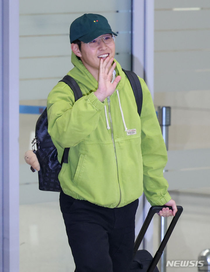 [인천공항=뉴시스] 김금보 기자 = 대한민국 축구 국가대표팀 이강인이 19일 오후 인천국제공항 2터미널을 통해 귀국하며 팬들에게 인사하고 있다. 이강인을 비롯한 축구 국가대표팀은 오는 21일 서울월드컵경기장에서 태국과 2026 국제축구연맹(FIFA) 북중미월드컵 아시아지역 2차 예선전을 치른다. 대한축구협회에 따르면 이강인은 오는 20일 경기 전 공식 훈련에 앞서 하극상 논란과 관련한 대국민 사과문을 읽는 방안을 검토 중이다. 2024.03.19. kgb@newsis.com