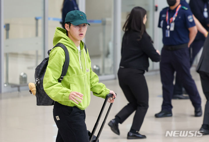 [인천공항=뉴시스] 김금보 기자 = 대한민국 축구 국가대표팀 이강인이 19일 오후 인천국제공항 2터미널을 통해 귀국하고 있다. 이강인을 비롯한 축구 국가대표팀은 오는 21일 서울월드컵경기장에서 태국과 2026 국제축구연맹(FIFA) 북중미월드컵 아시아지역 2차 예선전을 치른다. 대한축구협회에 따르면 이강인은 오는 20일 경기 전 공식 훈련에 앞서 하극상 논란과 관련한 대국민 사과문을 읽는 방안을 검토 중이다. 2024.03.19. kgb@newsis.com