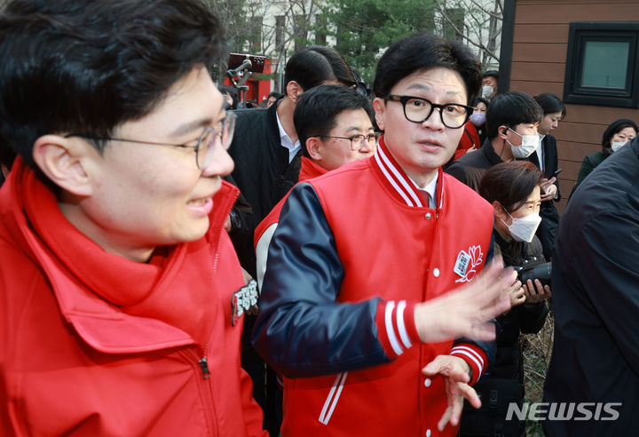 [서울=뉴시스] 고범준 기자 = 한동훈 국민의힘 비상대책위원장이 지난 19일 서울 마포구 경의선숲길을 방문해 시민들과 대화를 하고 있다. 2024.03.19. bjko@newsis.com