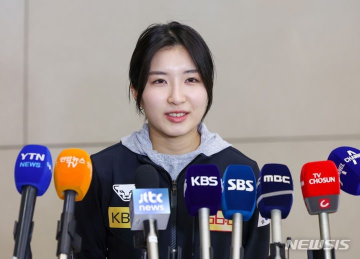 [인천공항=뉴시스] 김금보 기자 = 네덜란드 로테르담에서 열린 2024 국제빙상경기연맹(ISU) 세계 쇼트트랙 선수권대회 1500m 종목에서 금메달을 획득한 김길리가 19일 오후 인천공항 2터미널을 통해 귀국하며 취재진의 질문에 답변하고 있다. 2024.03.19. kgb@newsis.com