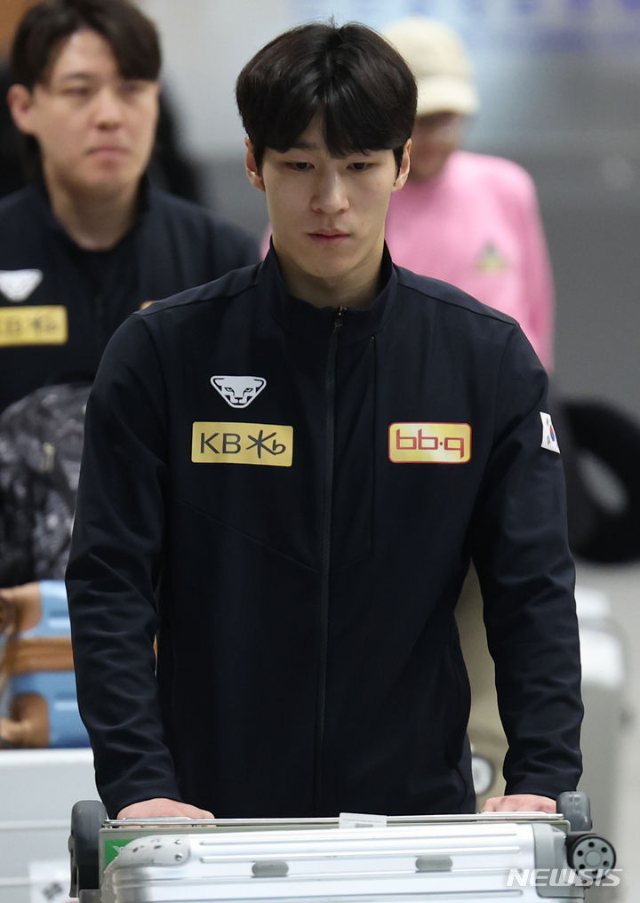 [인천공항=뉴시스] 김금보 기자 = 네덜란드 로테르담에서 열린 2024 국제빙상경기연맹(ISU) 세계 쇼트트랙 선수권대회를 마친 황대헌이 19일 오후 인천공항 2터미널을 통해 귀국하고 있다. 2024.03.19. kgb@newsis.com