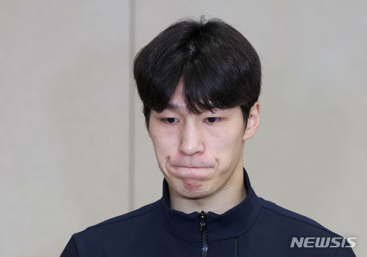 [인천공항=뉴시스] 김금보 기자 = 네덜란드 로테르담에서 열린 2024 국제빙상경기연맹(ISU) 세계 쇼트트랙 선수권대회를 마친 황대헌이 19일 오후 인천공항 2터미널을 통해 귀국하며 취재진의 질문을 듣고 있다. 2024.03.19. kgb@newsis.com