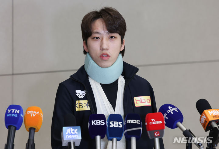 [인천공항=뉴시스] 김금보 기자 = 네덜란드 로테르담에서 열린 2024 국제빙상경기연맹(ISU) 세계 쇼트트랙 선수권대회를 마친 박지원이 19일 오후 인천공항 2터미널을 통해 귀국하며 취재진의 질문에 답변하고 있다. 2024.03.19. kgb@newsis.com