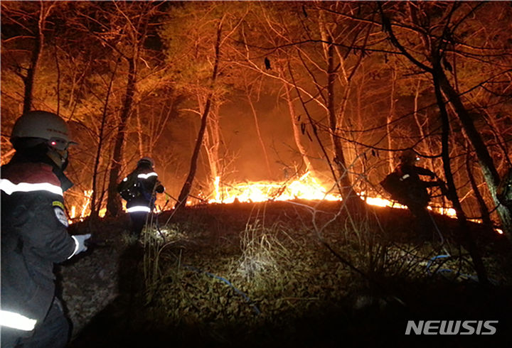 [강진=뉴시스] 19일 오후 전남 강진군 성전면 수암산에서 발생한 불을 산림당국이 진화하고 있다. (사진=산림청 중앙산불방지대책본부 제공). photo@newsis.com *재판매 및 DB 금지