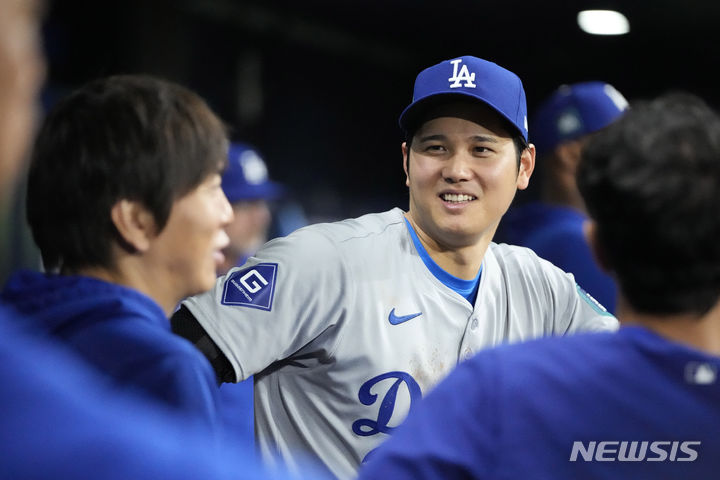 [서울=AP/뉴시스] LA 다저스 오타니 쇼헤이의 통역사 미즈하라 이페이가 불법 도박과 횡령 혐의로 20일(현지시각) 구단으로부터 해고됐다. 미국 LA타임스는 “오타니의 통역사가 불법 도박과 횡령 혐의로 해고됐다”라고 보도했다. 사진은 20일 서울 구로구 고척스카이돔에서 열린 LA 다저스-샌디에이고 파드리스 1차전 경기에서 오타니가 통역사 미즈하라(왼쪽)와 이야기를 나누는 모습. 2024.03.21.