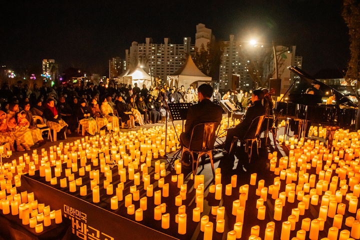 [진주=뉴시스]진주시, 유등공원 캔들라이트 콘서트.(사진=진주시 제공).2024.03.20.photo@newsis.com *재판매 및 DB 금지