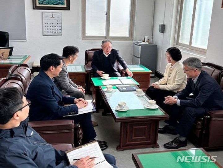 [창원=뉴시스]경남도선관위 이용균(가운데) 위원장이 지난 19일 오후 밀양시선관위를 방문해 4월 10일 실시하는 국회의원선거 등 4개 동시선거 중점관리 방안 등에 대해 얘기하고 있다.(사진=경남도선관위 제공)2024.03.20. photo@newsis.com