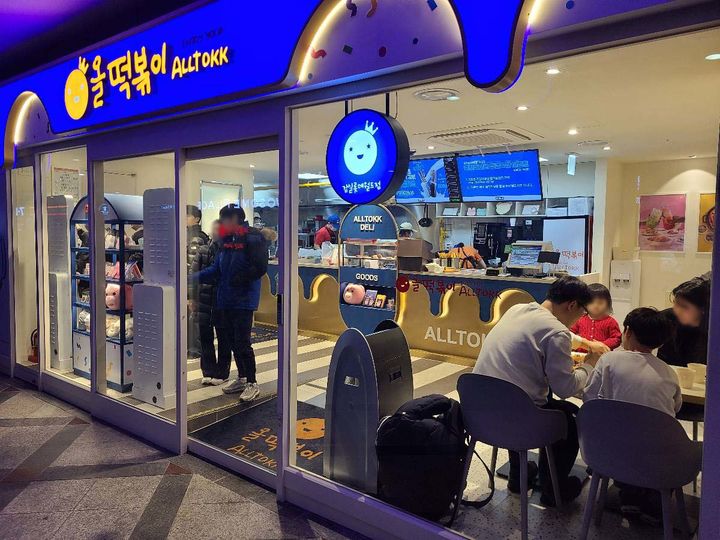 제너시스BBQ 올떡, 잠실 롯데월드점 누적 방문객 3만명 넘어. (사진=제너시스BBQ 제공) *재판매 및 DB 금지