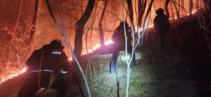 [양산=뉴시스] 양산시 원동면 내포리 산1-1에서 오전 1시21분께 발생한 산불을 산림당국이 진화하고 있다. (사진=양산시 제공) 2024.03.20. photo@newsis.com *재판매 및 DB 금지