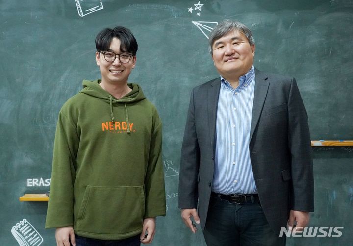 [광주=뉴시스]윤진호 GIST 교수(오른쪽)와 홍윤기 박사과정생.