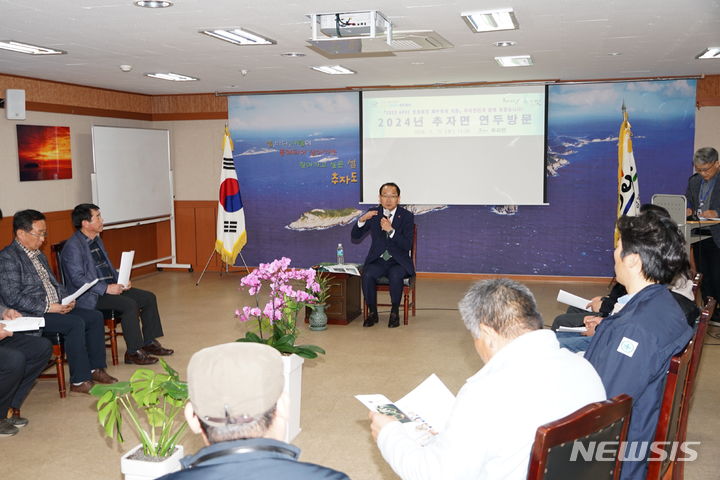 [제주=뉴시스] 강병삼 제주시장이 지난 2월27일 '2024년 읍면동 연두방문' 일환으로 제주시 추자면을 방문해 시민들의 의견을 청취하고 있다. (사진=제주시청 제공) 2024.03.20. photo@newsis.com *재판매 및 DB 금지