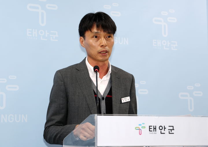 브리핑하는 김장호 민원봉사과장 *재판매 및 DB 금지