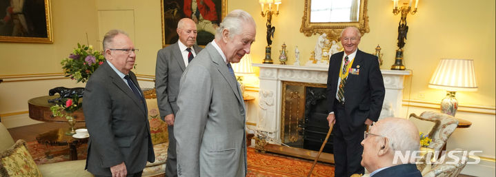 [서울=뉴시스] 찰스 3세 영국 국왕이 19일(현지시간) 한국전쟁 70주년을 맞아 런던 버킹엄궁에 참전용사들을 초청해 만나고 있다. (사진=영국 왕실 제공) 2024.03.20.