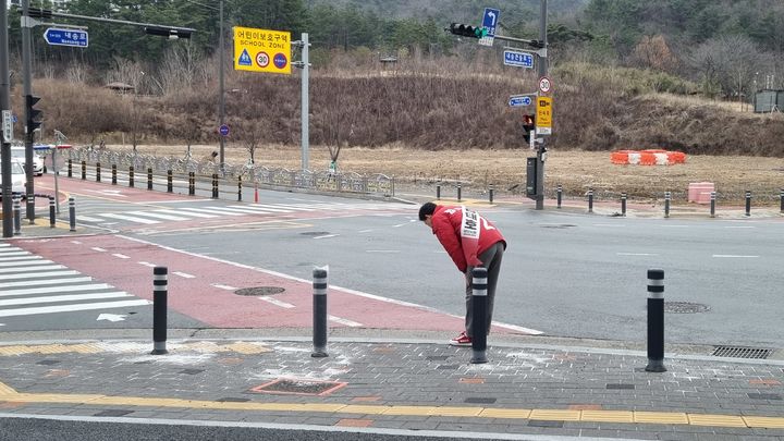 [양산=뉴시스] 양산을 지역구에 출마한 국민의힘 김태호 후보가 거리인사를 하고 있다. (사진= 김태호 예비후보 선거사무실 제공) 2024.03.20. photo@newsis.com *재판매 및 DB 금지