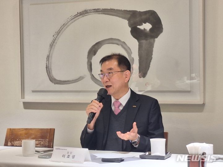 [서울=뉴시스]이호성 한국표준과학연구원(KRISS) 원장이 20일 서울 중구에서 열린 기자간담회에서 발언하고 있다. (사진=윤현성 기자)