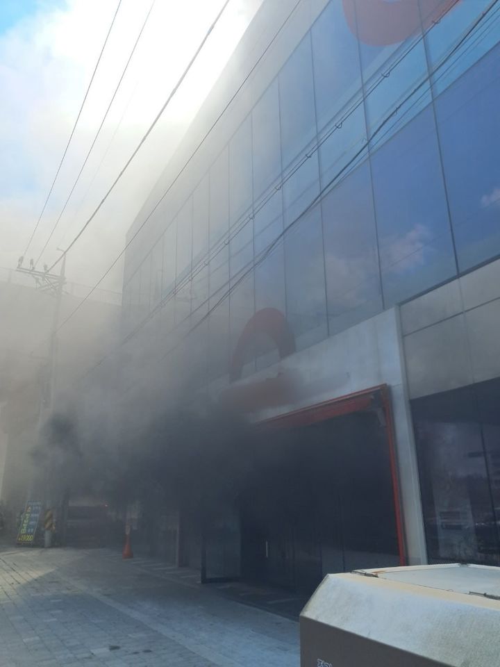 [평택=뉴시스] 20일 오전 11시56분께 경기 평택시 장당동 다이소 건물에 불이 나 소방당국이 진화에 나섰다. (사진=경기도소방재난본부 제공) 2024.03.20. photo@newsis.com *재판매 및 DB 금지