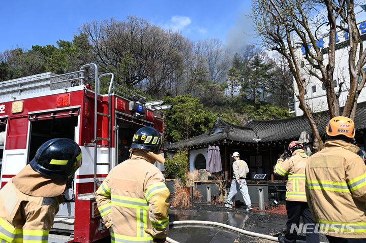 [광주=뉴시스] 박기웅 기자 = 20일 오후 광주 동구 학동 한 야산에서 불이 나 당국이 진화 작업을 벌이고 있다. 2024.03.20. pboxer@newsis.com