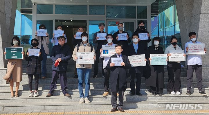 [전주=뉴시스] 전북대학교 의과대학과 전북대학교병원 비상대책위원회는 지난 20일 대학 본부 앞에서 기자회견을 열고 정부의 의대정원 발표를 비판했다. (사진=뉴시스 DB). photo@newsis.com 