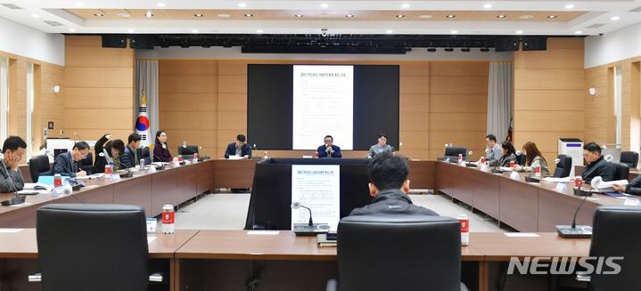 [창원=뉴시스]지난 18일 국립창원대 대학본부에서 국립창원대, 경남도, 창원특례시 관계자들이 참석한 가운데 2024년 캠퍼스혁신파크 회의가 열리고 있다.(사진=창원대 제공) 2024.03.20. photo@newsis.com