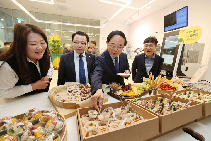 임실군이 임실치즈역사문화관 내에 임실N치즈 전문판매샵을 개설했다. 현장을 찾은 심민 군수가 임실N치즈제품을 맛보고 있다. *재판매 및 DB 금지