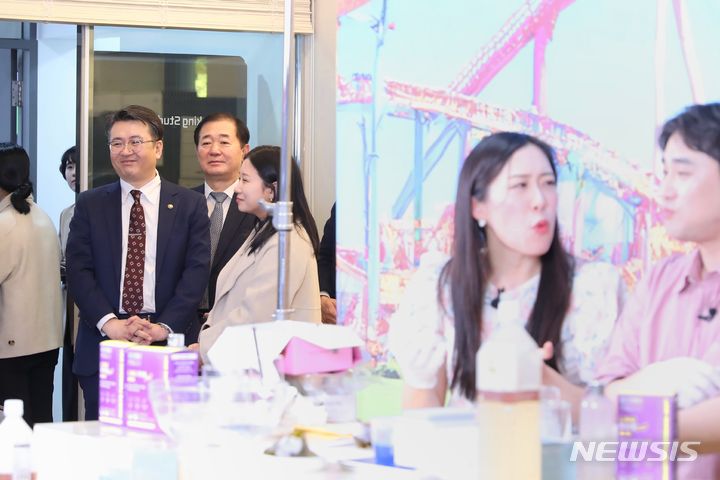 [서울=뉴시스] 오기웅 중소벤처기업부 차관이 20일 오기웅 중소벤처기업부 차관이 20일 서울 강남구 소담스퀘어 역삼 현장을 방문해 라이브커머스 시설을 둘러보고 있다. (사진=중소벤처기업부 제공) 2024.03.20. photo@newsis.com