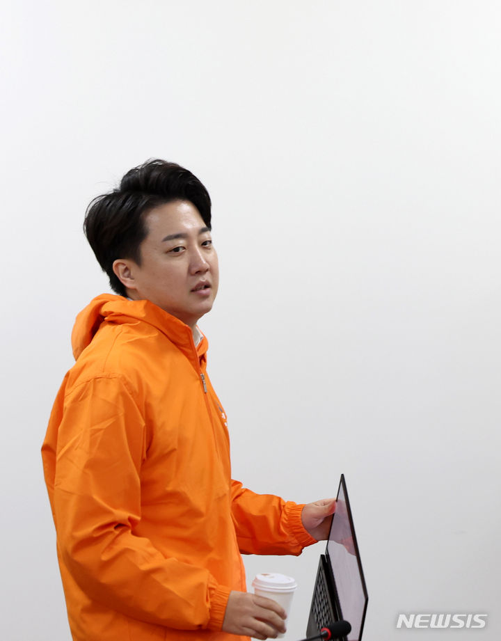 [서울=뉴시스] 추상철 기자 = 이준석 개혁신당 대표가 20일 오전 서울 여의도 국회에서 열린 제15차 최고위원회의에 참석하고 있다. 2024.03.20. scchoo@newsis.com