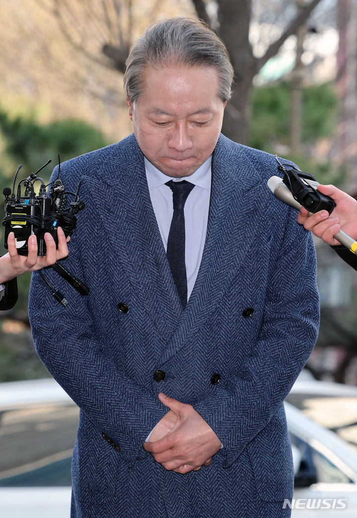 [서울=뉴시스] 조성우 기자 = 주수호 대한의사협회 비상대책위원회 언론홍보위원장이 20일 오전 서울 마포구 서울경찰청 광역수사단에서 전공의 집단 사직 공모 혐의 관련 조사를 받기 위해 출석하며 고개 숙여 인사하고 있다. 2024.03.20. xconfind@newsis.com