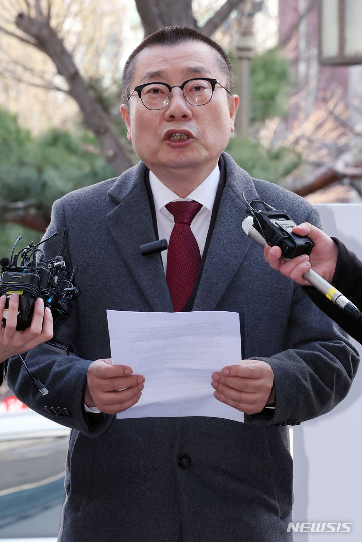 [서울=뉴시스] 조성우 기자 = 박명하 대한의사협회 비상대책위원회 조직위원장이 20일 오전 서울 마포구 서울경찰청 광역수사단에서 전공의 집단 사직 공모 혐의 관련 조사를 받기 위해 출석하며 입장을 밝히고 있다. 2024.03.20. xconfind@newsis.com