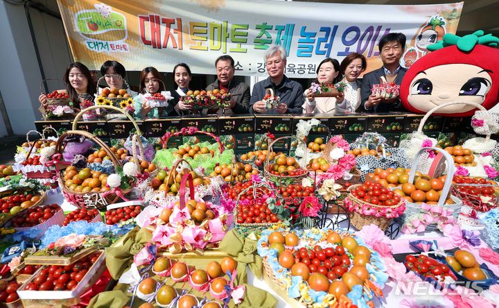[부산=뉴시스] 하경민 기자 = 20일 부산 강서구 강서체육공원에서 대저토마토축제추진위원회와 대저농업협동조합 관계자들이 '제21회 대저토마토축제' 홍보 행사를 갖고 있다. 오는 23~24일 강서체육공원 광장 및 실내체육관에서 열리는 이번 축제에서는 대저토마토 판매와 함께 다양한 공연 및 체험행사, 전시 등이 마련된다. 2024.03.20. yulnetphoto@newsis.com