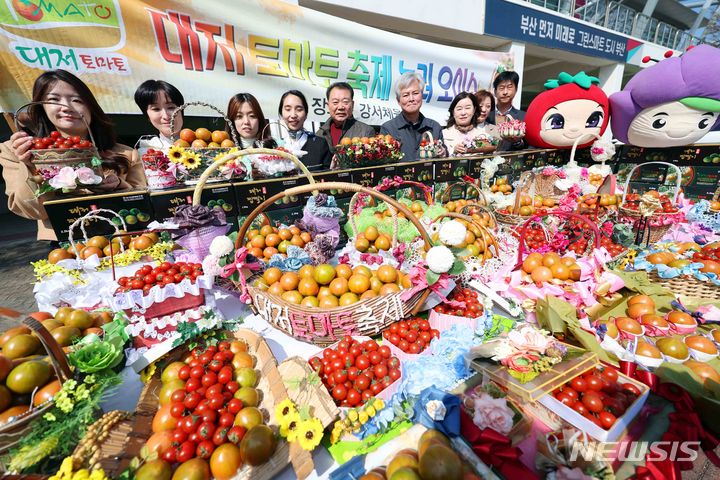 [부산=뉴시스] 하경민 기자 = 20일 부산 강서구 강서체육공원에서 대저토마토축제추진위원회와 대저농업협동조합 관계자들이 '제21회 대저토마토축제' 홍보 행사를 갖고 있다. 오는 23~24일 강서체육공원 광장 및 실내체육관에서 열리는 이번 축제에서는 대저토마토 판매와 함께 다양한 공연 및 체험행사, 전시 등이 마련된다. 2024.03.20. yulnetphoto@newsis.com