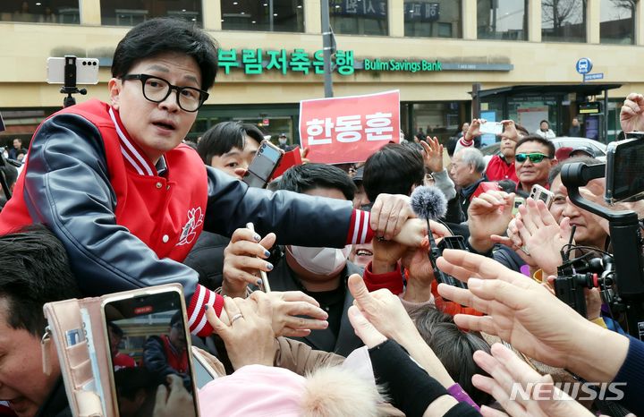 [안양=뉴시스] 조성봉 기자= 한동훈 국민의힘 비상대책위원장이 20일 오후 경기 안양시 안양 중앙시장 입구에서 시민들에게 인사하고 있다. 2024.03.20. suncho21@newsis.com