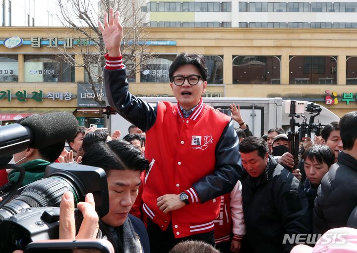[안양=뉴시스] 조성봉 기자= 한동훈 국민의힘 비상대책위원장이 지난 20일 오후 경기 안양시 안양 중앙시장 입구에서 시민들에게 인사하고 있다. 2024.03.20. suncho21@newsis.com