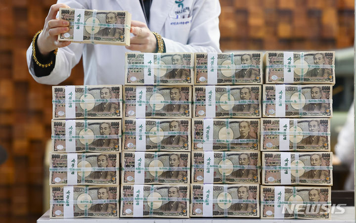[서울=뉴시스] 김근수 기자 = 일본의 10년물 국채금리가 22일 1%를 터치하며 11년 만의 최고치를 기록했다. 사진은 지난 3월 20일 서울 중구 하나은행 위변조대응센터에서 직원이 엔화를 들어보이고 있는 모습. 2024.05.22. ks@newsis.com