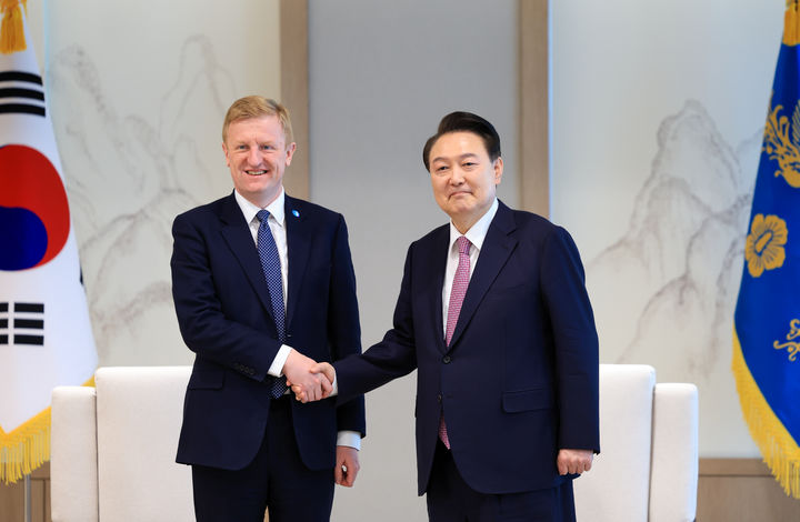 [서울=뉴시스] 윤석열 대통령이 20일 서울 용산 대통령실 청사에서 올리버 다우든 영국 부총리와 만나 악수하고 있다. (사진=대통령실 제공) 2024.03.20. photo@newsis.com *재판매 및 DB 금지