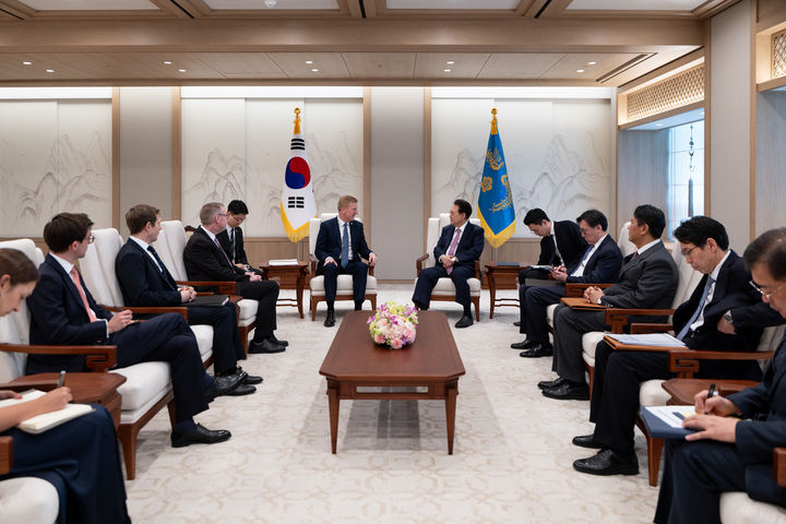 [서울=뉴시스] 윤석열 대통령이 20일 서울 용산 대통령실 청사에서 올리버 다우든 영국 부총리를 접견하고 있다. (사진=대통령실 제공) 2024.03.20. photo@newsis.com *재판매 및 DB 금지
