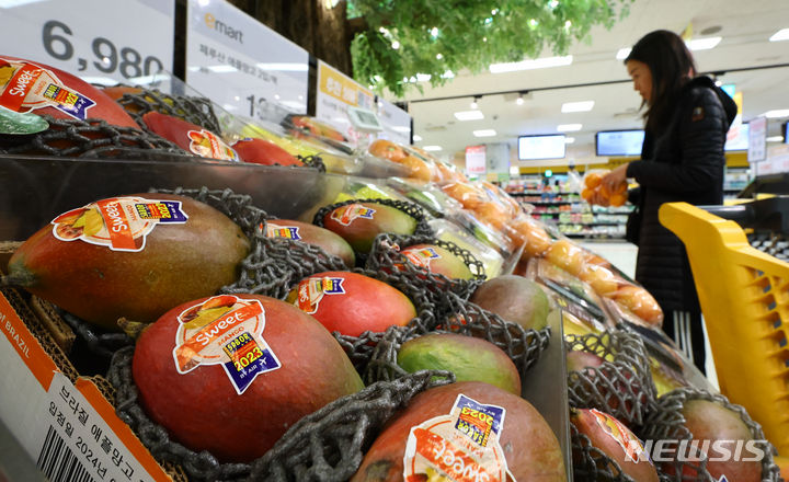 [서울=뉴시스] 황준선 기자 = 20일 서울 시내 한 대형마트에 수입 과일이 진열돼 있다. 2024.03.20. hwang@newsis.com