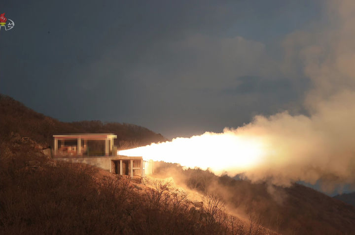 [서울=뉴시스] 북한이 지난 3월19일 서해위성발사장에서 신형 중장거리 극초음속 미사일용 다단계 고체연료엔진 지상 분출 시험을 하고 있다. 서해위성발사장 확장공사가 빠르게 진척되고 있다. (사진-조선중앙TV 캡처)2024.09.28. photo@newsis.com *재판매 및 DB 금지